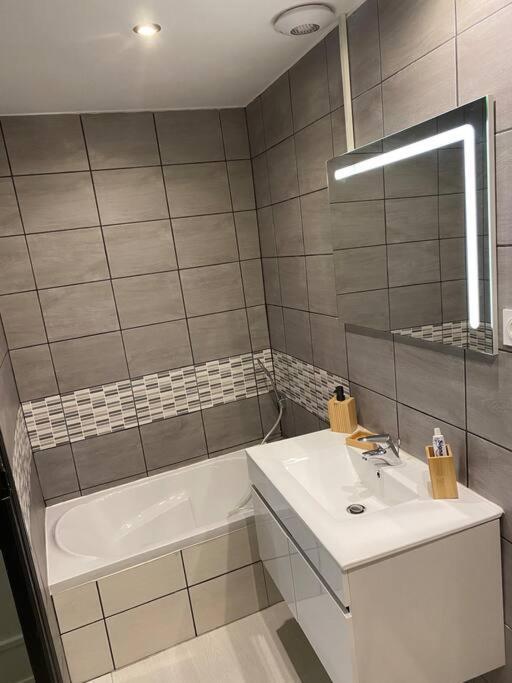 Gite De Tom Et Mag Classe 3 * Clevacances Villa Pontgibaud Exterior photo